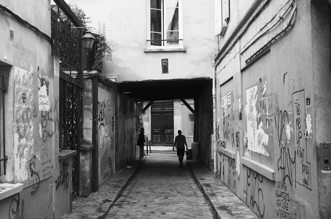 Anonyme Person geht eine ruhige europäische Straße entlang